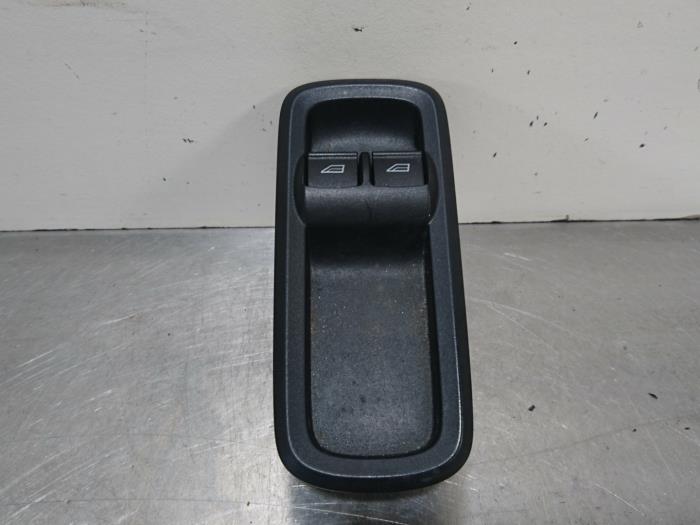 Usados Interruptor combinado de ventanillas Ford Fiesta 6 (JA8) 1.4 16V Precio € 15,75 Norma de margen ofrecido por Autoparts Pater