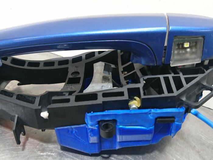 Rear door handle 4-door, left from a BMW 1 serie (F20) 116d 1.5 12V TwinPower 2015
