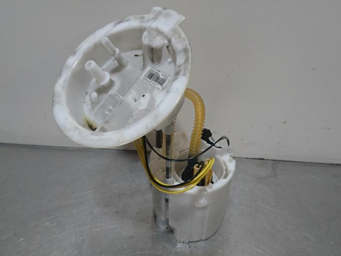 Booster pump from a BMW 4 serie Gran Coupe (F36) 418d 2.0 16V 2015