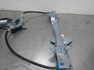 Used Window mechanism 2-door, front right Renault Twingo II (CN) 1.2 16V Price € 42,00 Margin scheme offered by Autoparts Pater