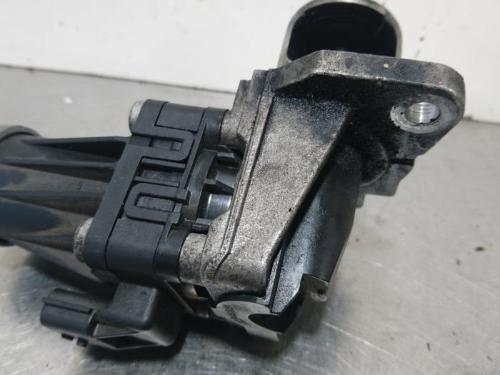EGR valve from a Renault Clio IV (5R) 1.5 dCi 75 FAP 2012