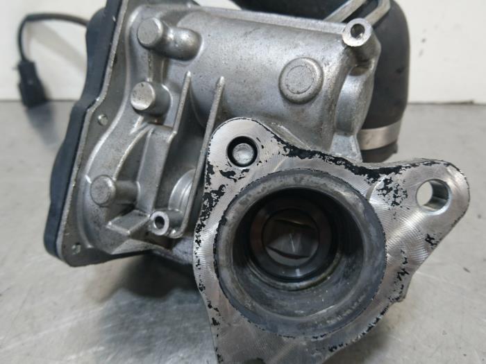 EGR valve from a Renault Clio IV (5R) 1.5 Energy dCi 90 FAP 2012