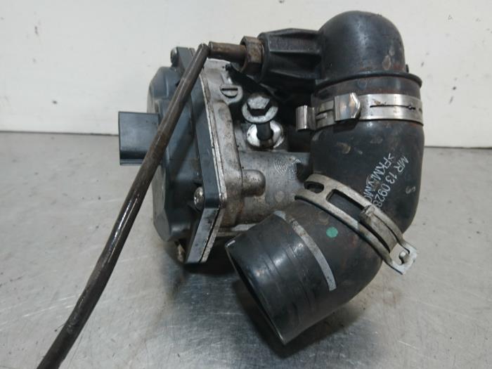 EGR valve from a Renault Clio IV (5R) 1.5 Energy dCi 90 FAP 2012