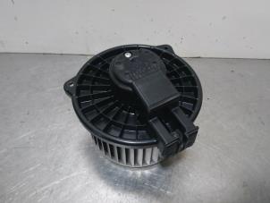 Usados Motor de ventilador de calefactor Daihatsu Sirion 2 (M3) 1.3 16V DVVT Precio € 42,00 Norma de margen ofrecido por Autoparts Pater