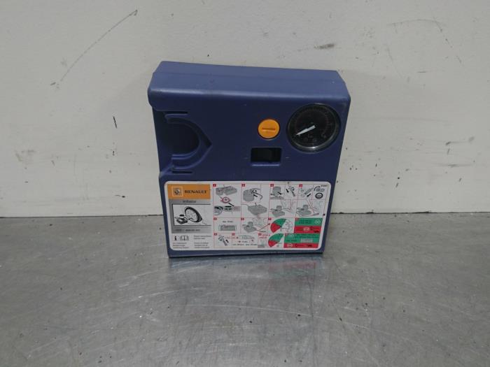 Begagnade Däckpump Renault Twingo II (CN) 1.2 16V Pris € 15,75 Marginaltabell erbjuds av Autoparts Pater