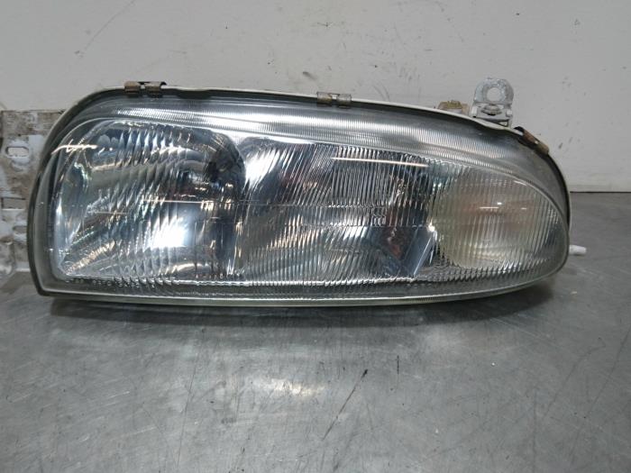 Headlight, left from a Ford Fiesta 4 1.25 16V 1999