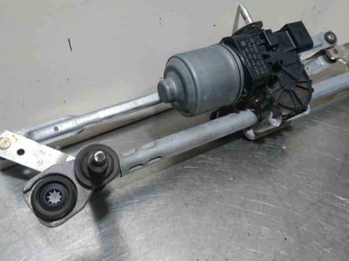 Wiper motor + mechanism from a Volkswagen Polo V (6R) 1.4 TDI DPF BlueMotion technology 2014