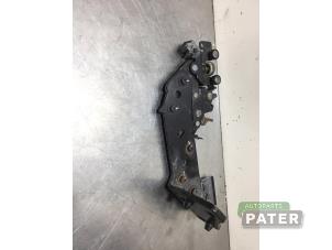 Used Sliding door roller, left Ford C-Max (DXA) 1.6 Ti-VCT 16V Price € 52,50 Margin scheme offered by Autoparts Pater