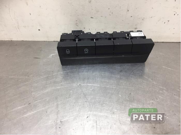 Central locking switch from a Skoda Octavia Combi (5EAC) 1.6 TDI Greenline 16V 2015