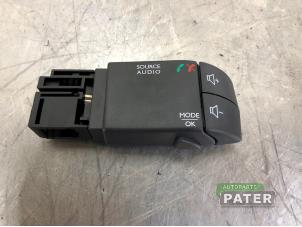 Used Steering wheel mounted radio control Renault Captur (2R) 0.9 Energy TCE 12V Price € 15,75 Margin scheme offered by Autoparts Pater