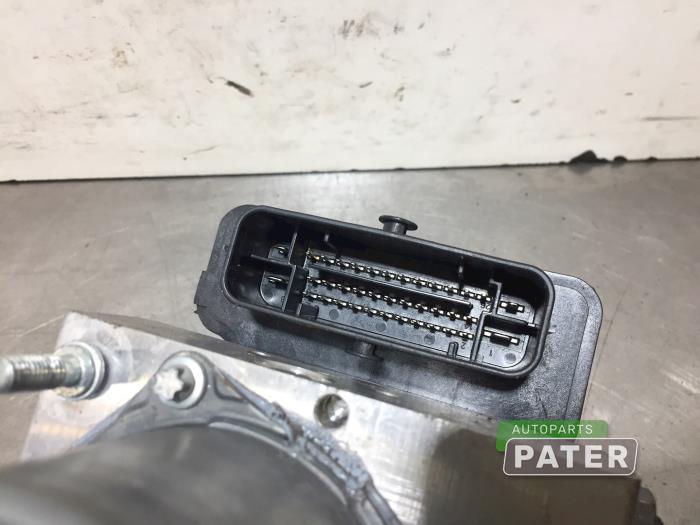Pompe ABS d'un Volkswagen Polo V (6R) 1.4 TDI DPF BlueMotion technology 2014