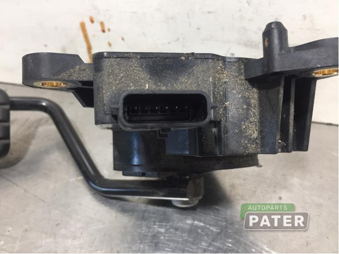 Accelerator pedal from a Renault Kangoo Express (FW) 1.5 dCi 90 FAP 2016