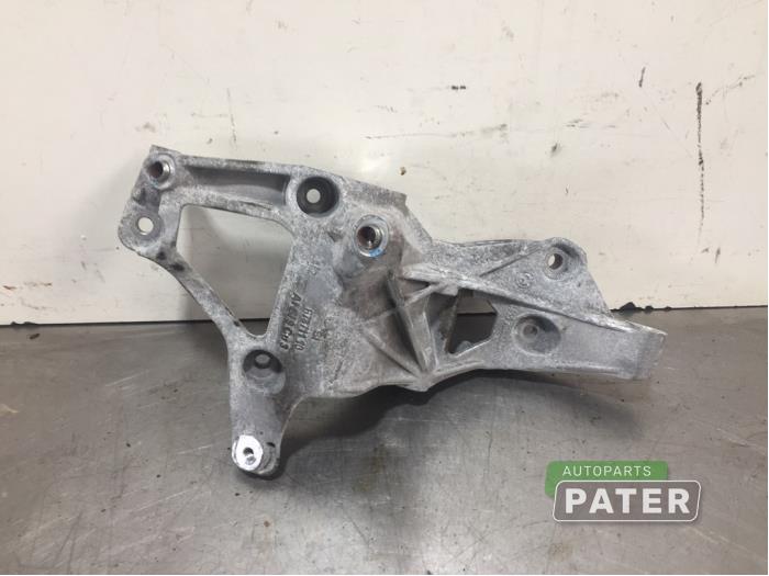 Usagé Support dynamo bas BMW 1 serie (F20) 118i 1.6 16V Prix € 21,00 Règlement à la marge proposé par Autoparts Pater
