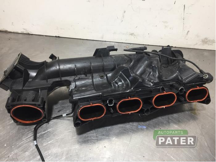 Intake manifold from a Mercedes-Benz A (W176) 1.6 A-180 16V 2013