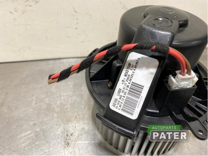 Heating and ventilation fan motor from a Mercedes-Benz Sprinter 3,5t (906.63) 316 CDI 16V 2017