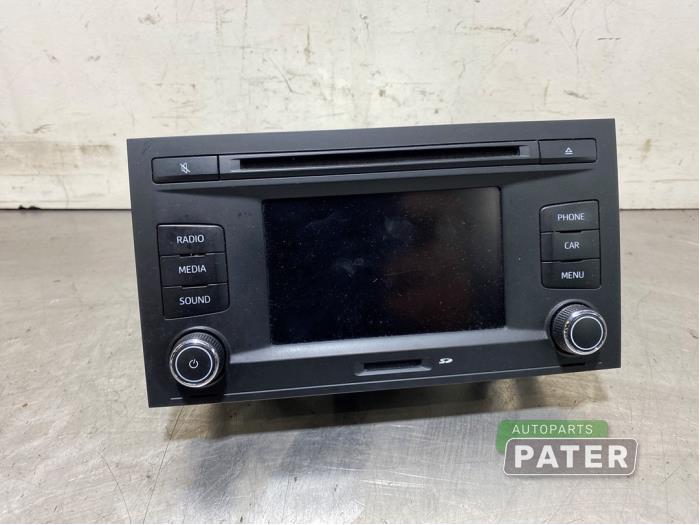 Radio CD player from a Seat Leon ST (5FF) 1.6 TDI Ecomotive 16V 2014