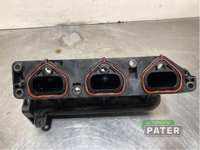 Intake manifold from a Renault Clio IV Estate/Grandtour (7R) 0.9 Energy TCE 12V 2015