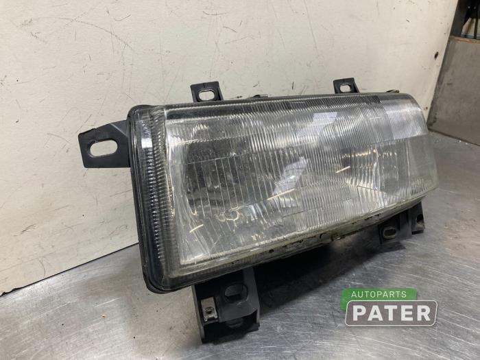 Headlight, left from a Renault Master III (FD/HD) 2.5 dCi 16V 2002