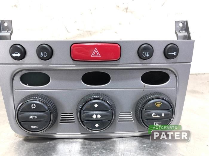 Panel Climatronic de un Alfa Romeo GT (937) 2.0 JTS 16V 2006