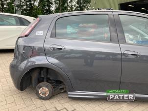 Używane Drzwi prawe tylne wersja 4-drzwiowa Fiat Punto III (199) 1.3 JTD Multijet 80 16V Cena € 131,25 Procedura marży oferowane przez Autoparts Pater