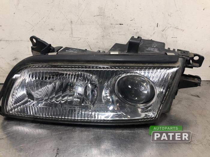 Używane Reflektor lewy Mazda Xedos 9 2.5i V6 24V Kat. Cena € 26,25 Procedura marży oferowane przez Autoparts Pater