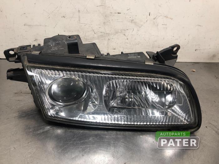 Używane Reflektor prawy Mazda Xedos 9 2.5i V6 24V Kat. Cena € 26,25 Procedura marży oferowane przez Autoparts Pater