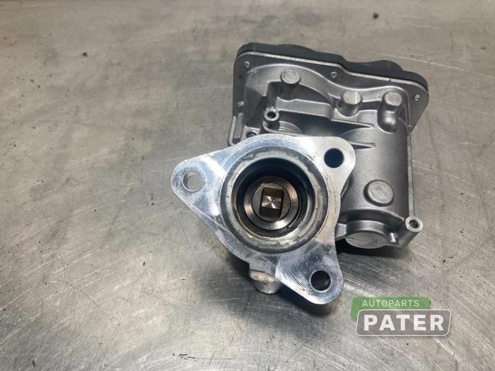 EGR valve from a Renault Clio IV (5R) 1.5 dCi 90 FAP 2017