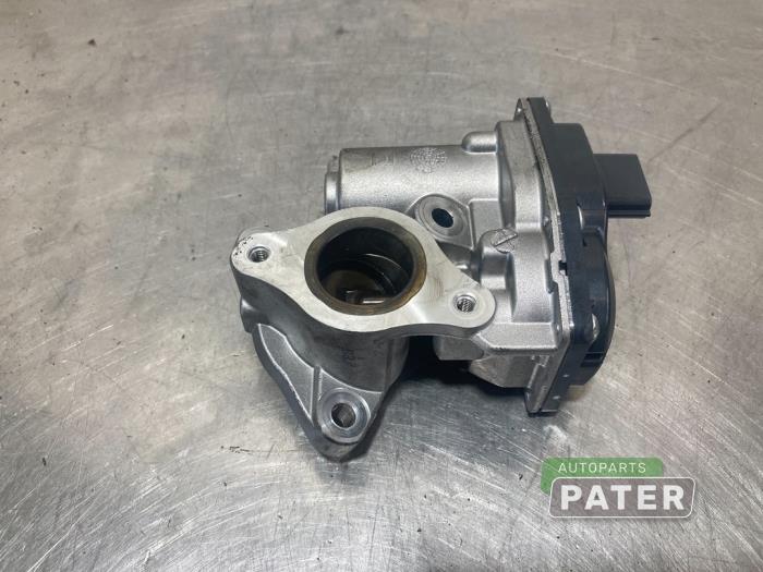 EGR valve from a Renault Clio IV (5R) 1.5 dCi 90 FAP 2017