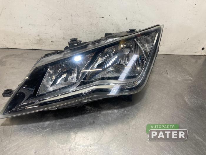 Używane Reflektor lewy Seat Leon ST (5FF) 1.6 TDI Ecomotive 16V Cena € 137,81 Procedura marży oferowane przez Autoparts Pater