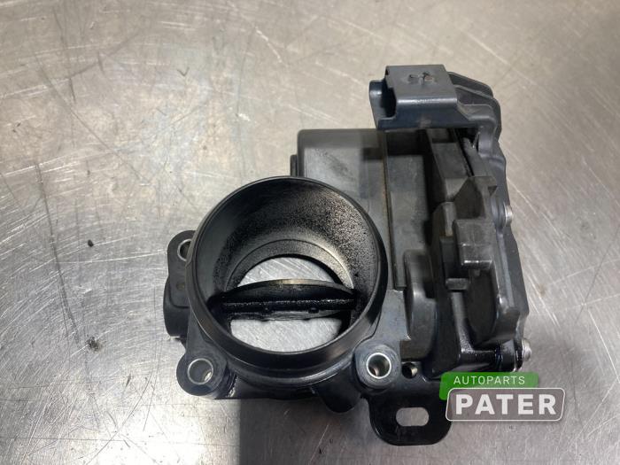 Throttle body from a Peugeot 5008 I (0A/0E) 2.0 BlueHDi 150 16V 2016