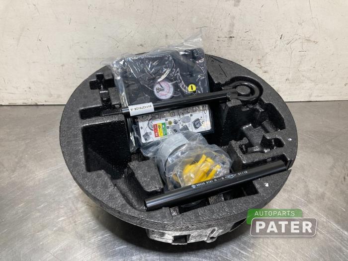 Używane Zestaw narzedzi Renault Zoé (AG) R135 Cena € 52,50 Procedura marży oferowane przez Autoparts Pater