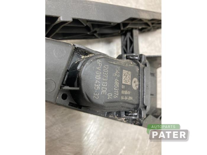Accelerator pedal from a BMW 1 serie (F20) 116d 1.6 16V Efficient Dynamics 2014