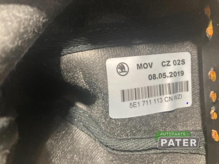 Schaltknauf van een Skoda Octavia Combi (5EAC) 1.0 TSI 12V 2019
