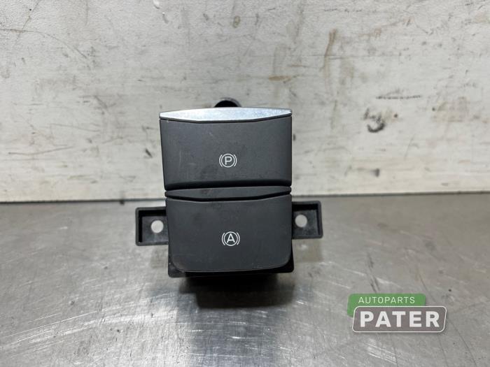 Używane Przelacznik hamulca postojowego Ford Focus 4 Wagon 1.0 Ti-VCT EcoBoost 12V 125 Cena € 21,00 Procedura marży oferowane przez Autoparts Pater