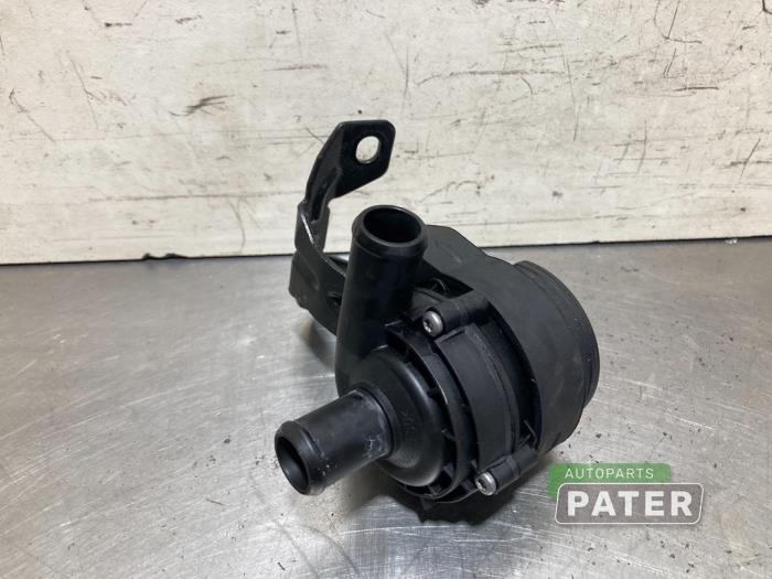 Additional water pump from a Mercedes-Benz Vito (447.6) 2.0 116 CDI 16V 2021