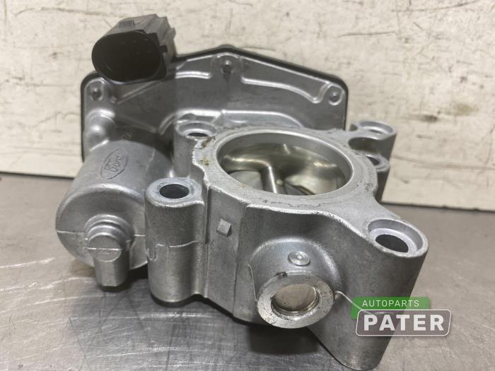 Drosselklappengehäuse van een Ford Focus 4 Wagon 1.0 Ti-VCT EcoBoost 12V 125 2020