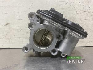 Drosselklappengehäuse van een Ford Focus 4 Wagon 1.0 Ti-VCT EcoBoost 12V 125 2020