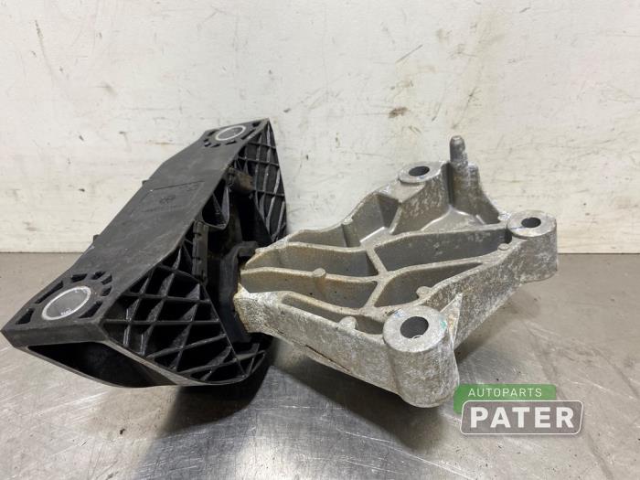 Used Engine mount Dacia Logan MCV II/III/Sandero Wagon 0.9 TCE 12V Price € 31,50 Margin scheme offered by Autoparts Pater