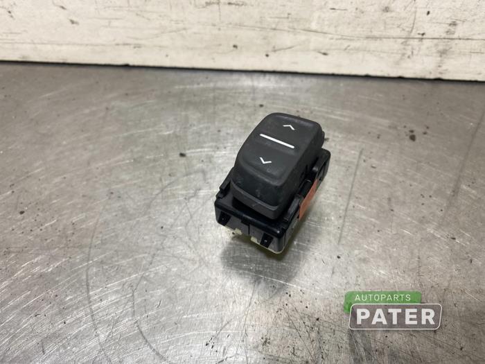 Usados Interruptor de ventanilla eléctrica Dacia Logan MCV II/III/Sandero Wagon 0.9 TCE 12V Precio € 10,50 Norma de margen ofrecido por Autoparts Pater