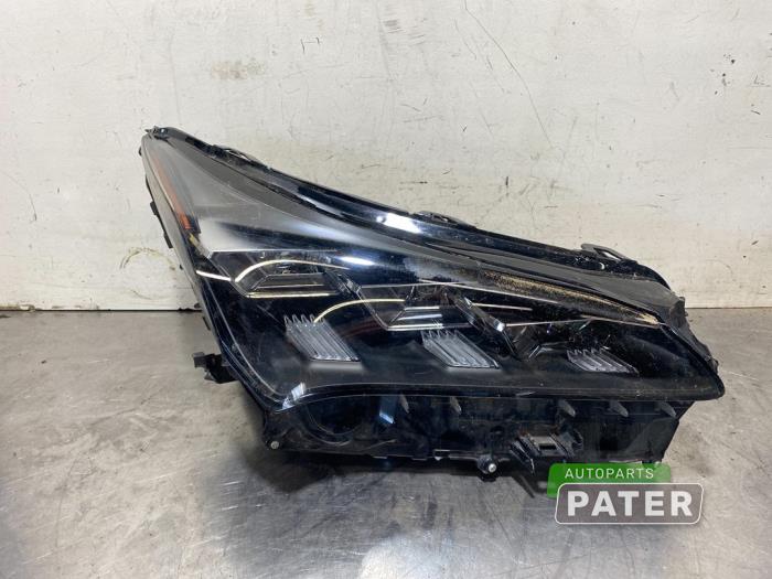 Używane Reflektor prawy Lexus NX I (Z1) 300h 2.5 16V 4x4 Cena € 105,00 Procedura marży oferowane przez Autoparts Pater