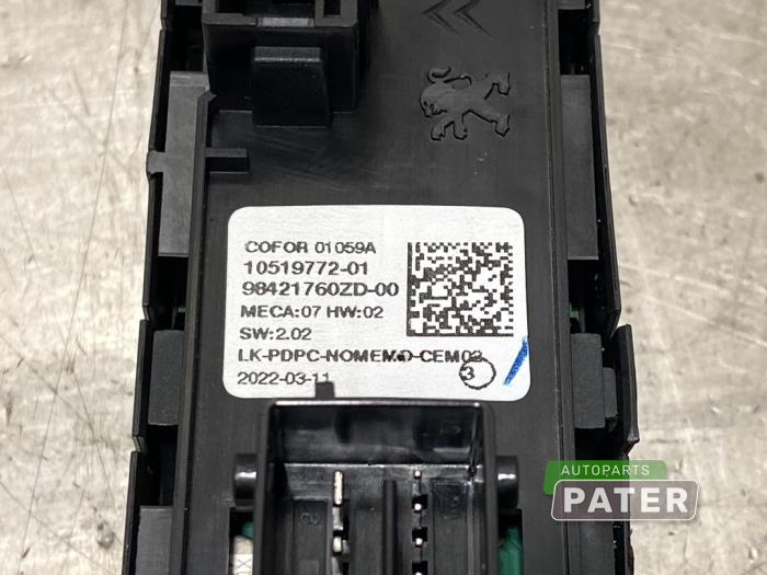 Electric window switch from a Peugeot 208 II (UB/UH/UP) e-208 2022