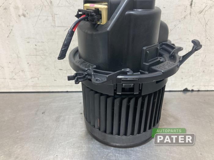 Heating and ventilation fan motor from a Renault Clio IV (5R) 1.5 dCi 90 FAP 2017