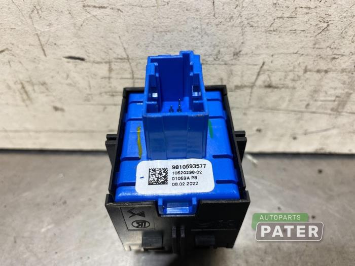 Parking brake switch from a Peugeot 208 II (UB/UH/UP) e-208 2022