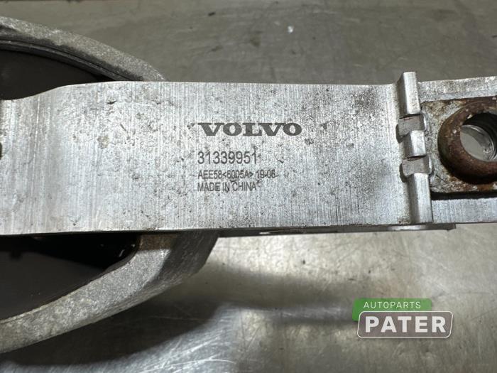 Engine mount from a Volvo XC60 II (UZ) 2.0 T8 16V Hybrid AWD 2019