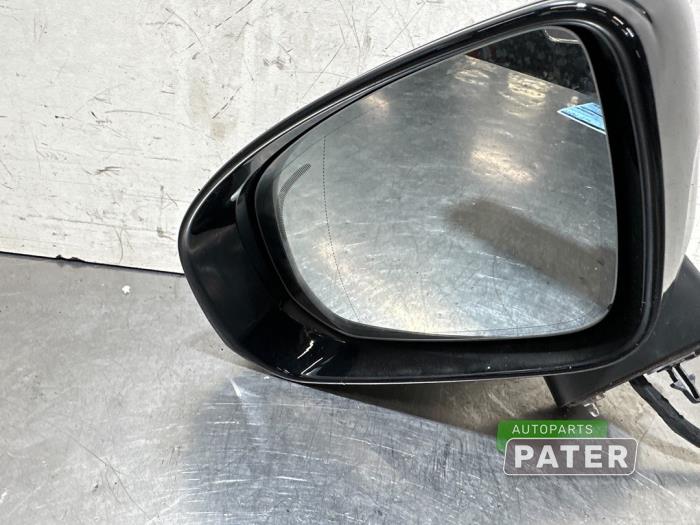 Wing mirror, left from a Volvo XC60 II (UZ) 2.0 T8 16V Hybrid AWD 2019