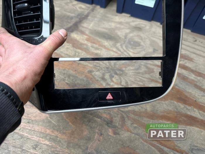 Radiotrim from a Mitsubishi Outlander (GF/GG) 2.4 16V PHEV 4x4 2019