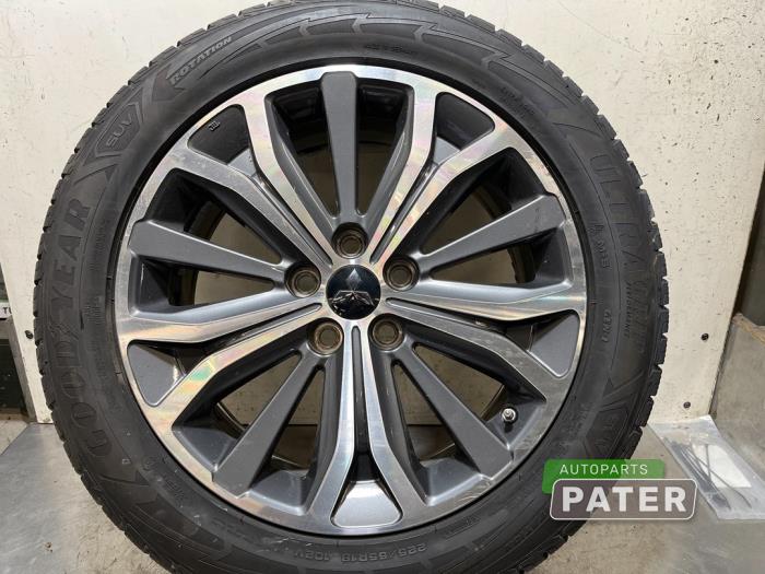 Jante + pneu d'hiver d'un Mitsubishi Outlander (GF/GG) 2.4 16V PHEV 4x4 2019