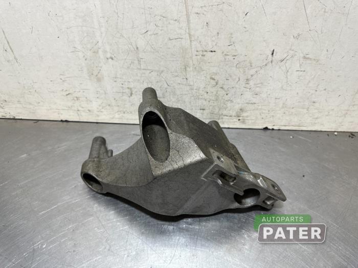 Usagé Support moteur Opel Astra K Sports Tourer 1.0 Turbo 12V Prix € 21,00 Règlement à la marge proposé par Autoparts Pater