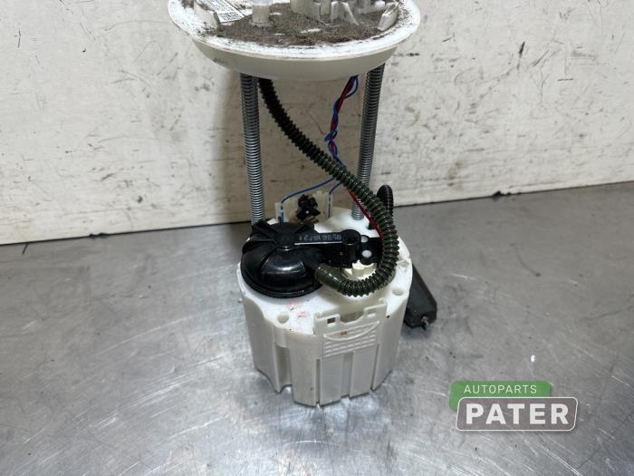 Electric fuel pump from a Opel Astra K Sports Tourer 1.0 Turbo 12V 2018