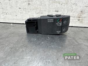 Used Steering wheel mounted radio control Dacia Sandero II 0.9 TCE 12V Price € 10,50 Margin scheme offered by Autoparts Pater